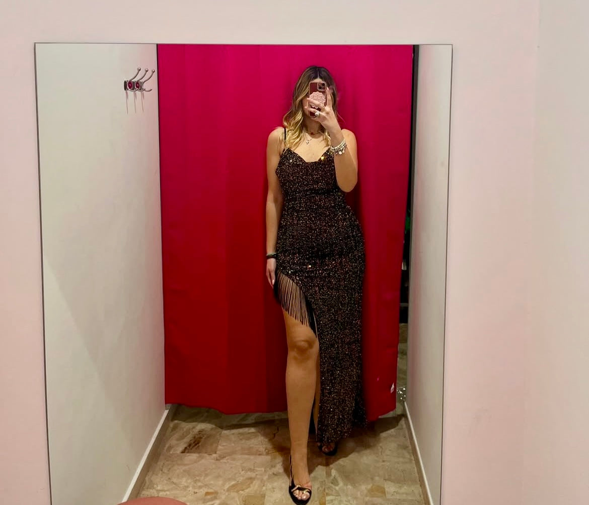 Abito con paillettes e coda in velo rimovibile