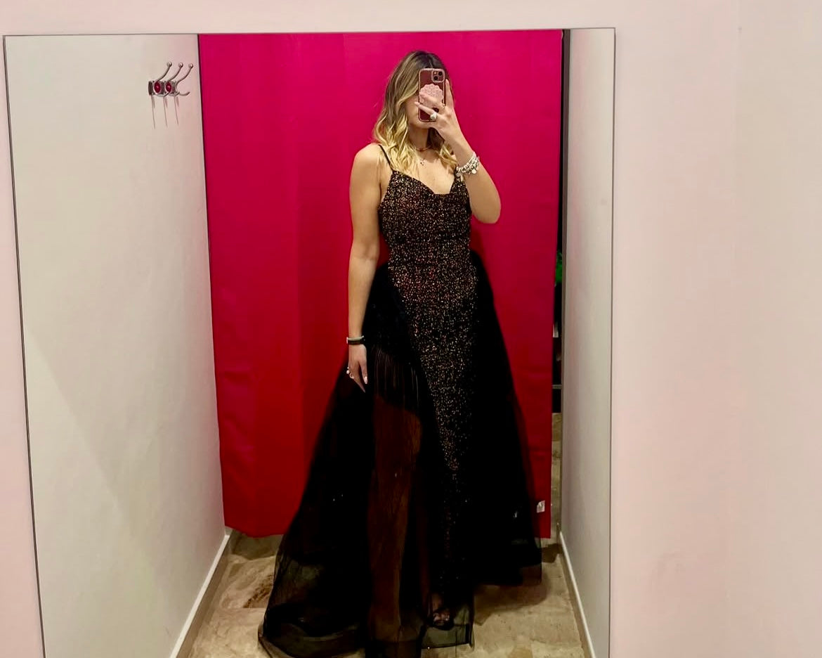 Abito con paillettes e coda in velo rimovibile