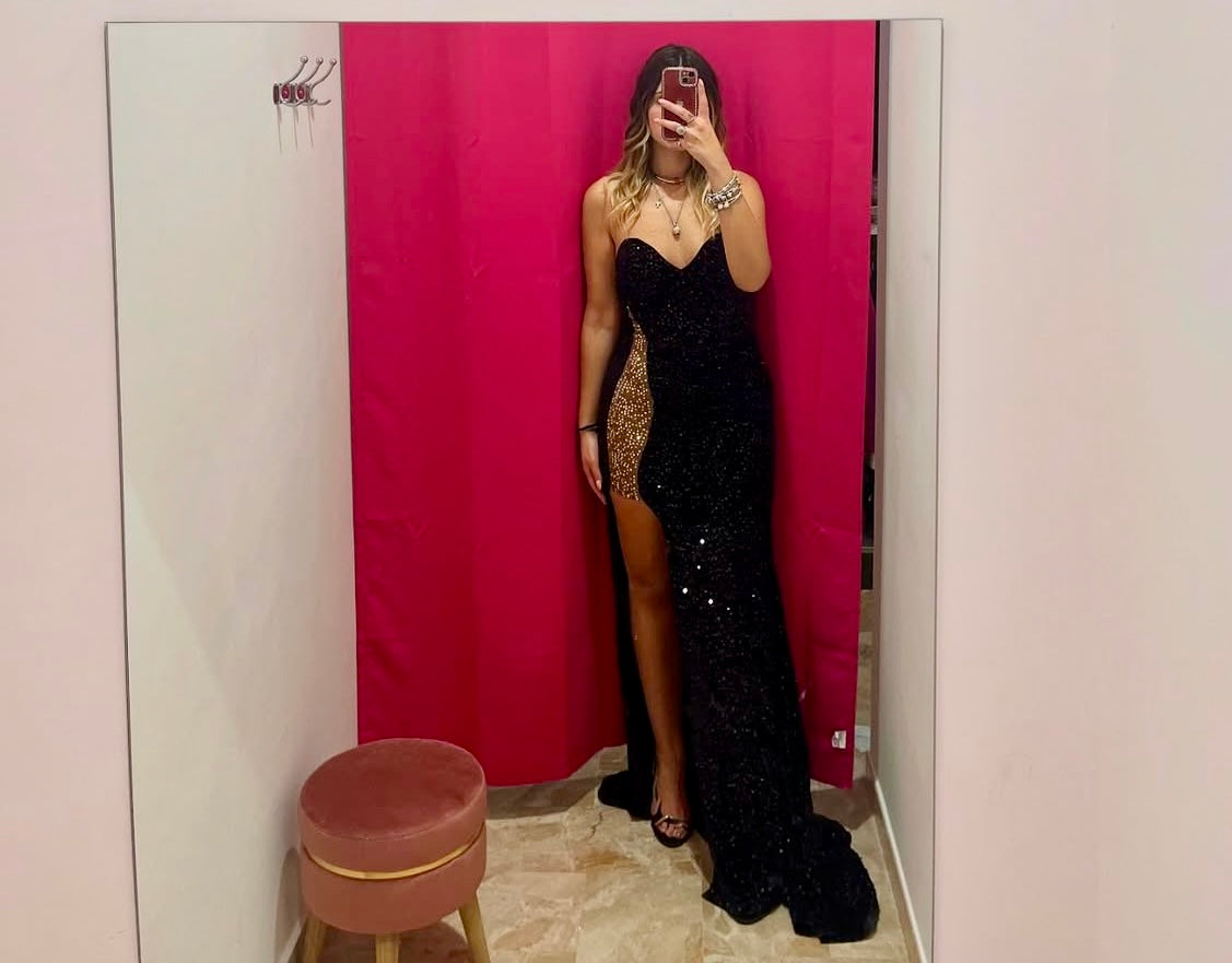 Abito in paillettes con spacco
