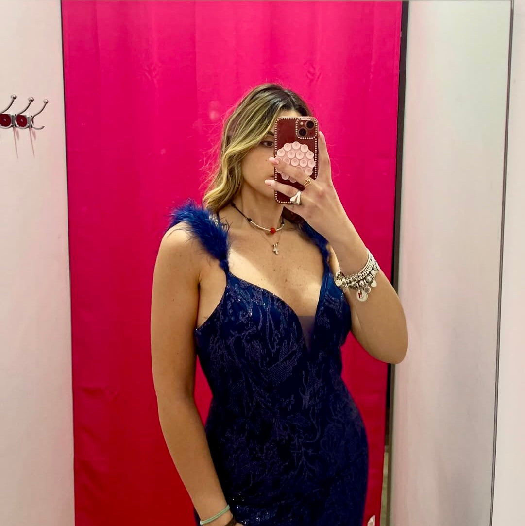 Abito lungo con strass e piume