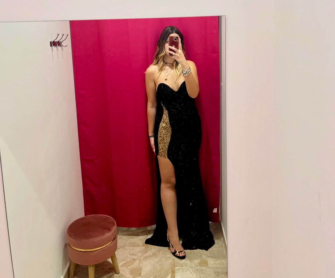 Abito in paillettes con spacco