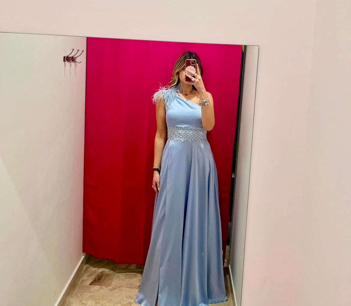 Abito lungo con ricami e piume