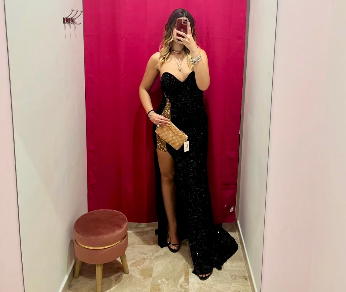 Abito in paillettes con spacco