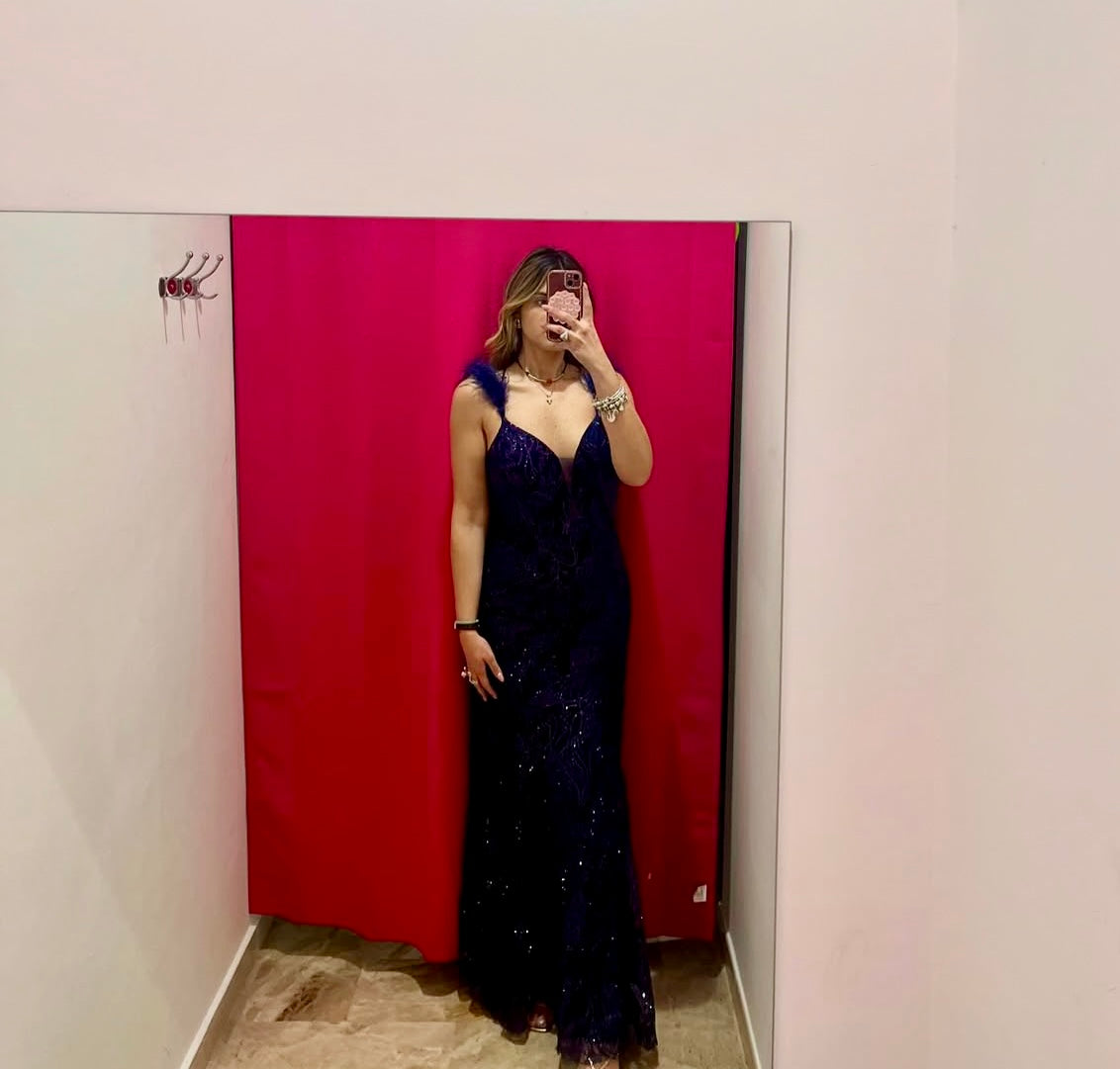 Abito lungo con strass e piume