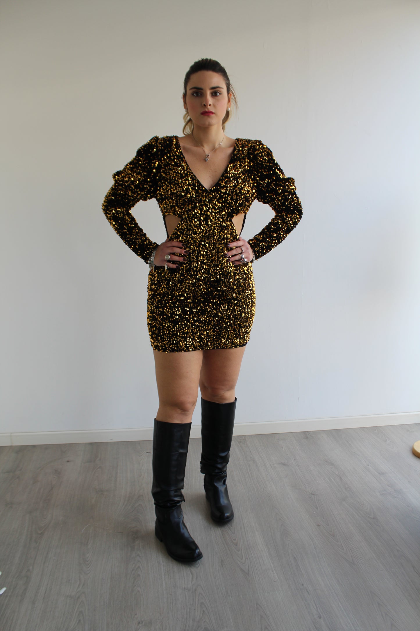 Abito corto con paillettes oro