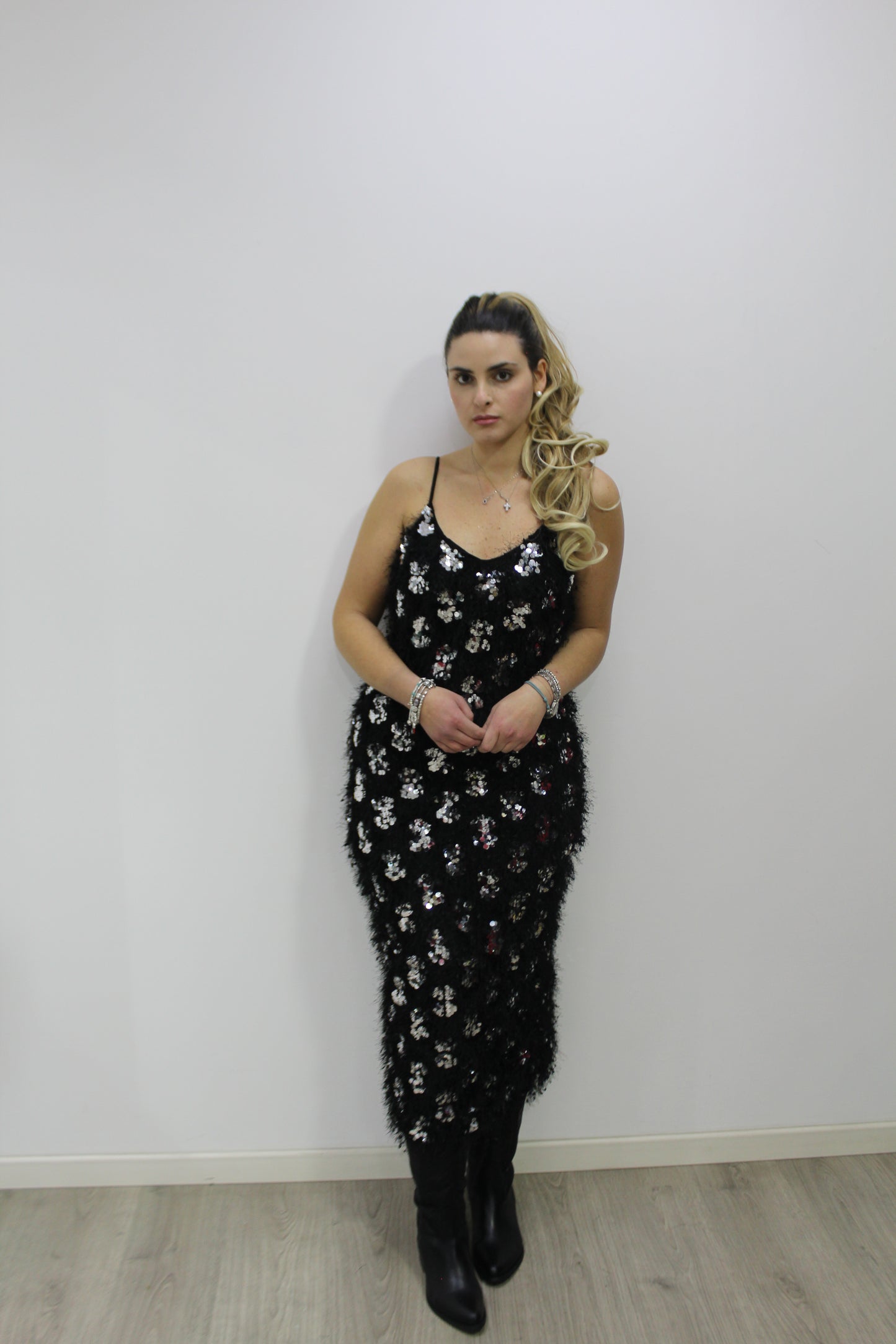 Abito con fiori in paillettes